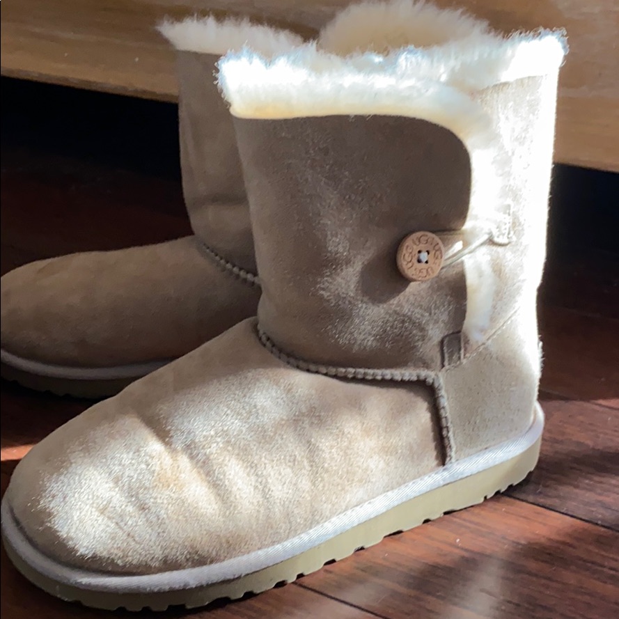 Bailey Button Sand Ugg’s